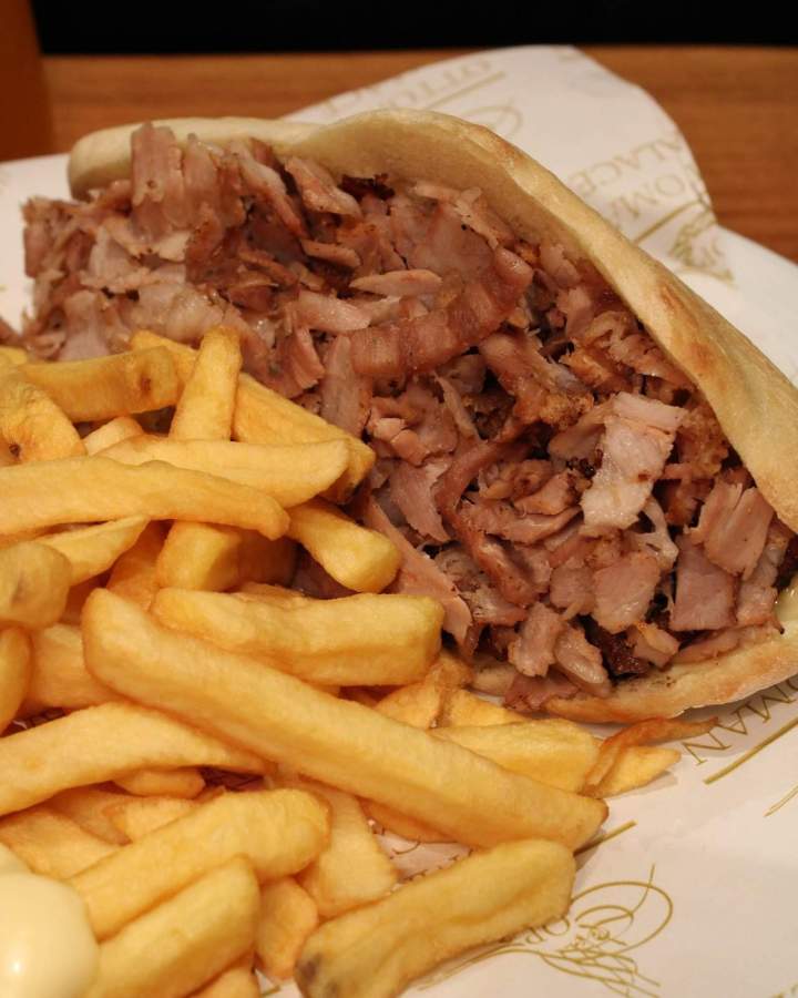 Pain pita garni et frites Le Petit-Quevilly